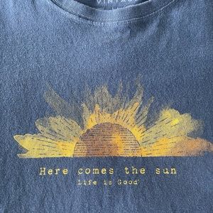 Life Is Good Crusher Tee “Here Comes the Sun” Medium Dark Blue
